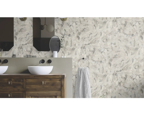 Modernt badrum med tvättställ i trä, handfat ovanpå bänkskivan och marmortapet