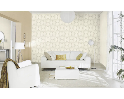 Ljust vardagsrum med tredimensionell tapet, soffa och fåtölj