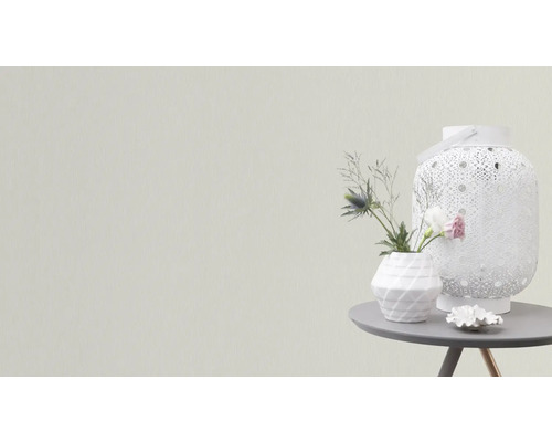 Dekorativ scen med lykta, blomvas och dekorativ skål på ett bord