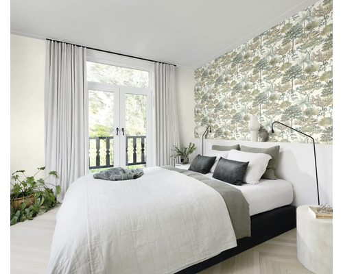 Sovrum med säng, gardiner, tapeter och balkongdörr