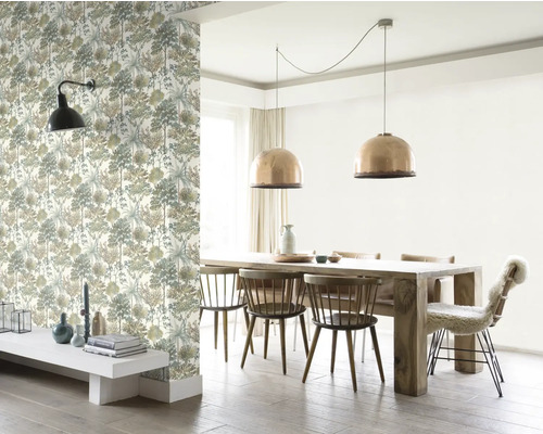 Dekorativ matsal med träd tapet, matbord i trä och hängande lampor.