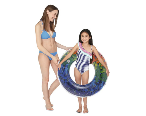 En kvinna och ett barn med en uppblåsbar badring med fjärilsmönster