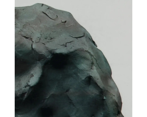 Detaljbild av en bronsfärgad skulptur