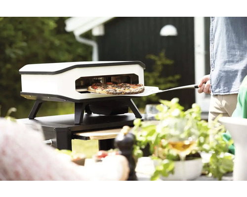 Pizzaugn med pizza och pizzaspade utomhus