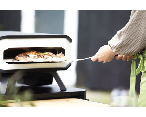 Pizza tas ut ur en pizzaugn med en pizzaspade.