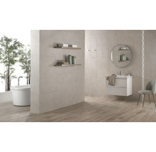 Ljust badrum med badkar, tvättställ och väggplattor