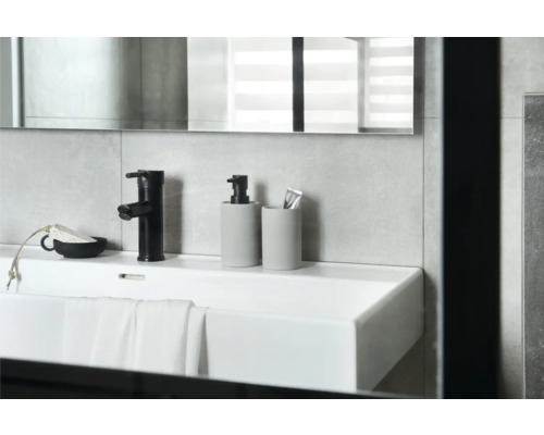 Badrum handfat med blandare, tvålpump och tandborstmugg