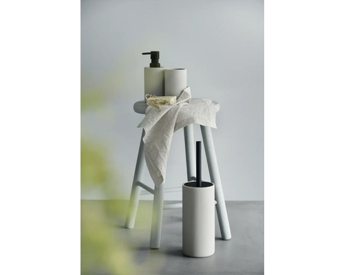 Badrumstillbehör set med tvålpump, tandborstmugg, tvål, handduk och toalettborste på pall