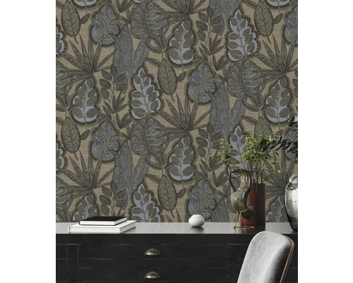 Dekorativ tapet med bladmönster i vardagsrummet