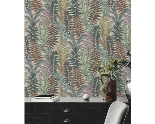 Tapet med ormbunksmönster i vardagsrum