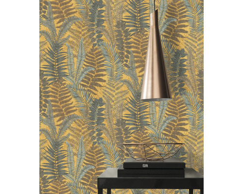 Rumsvy med en tapet med ett mönster av ormbunkar