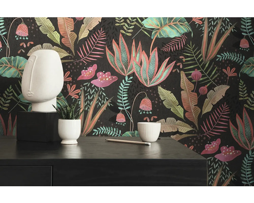 Dekorativ tapet med blommönster i ett rum.