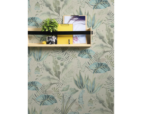 Väggdekoration med växtmönster och trähylla med dekoration