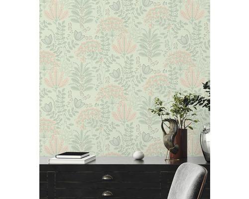 Tapet med blommönster i en interiör