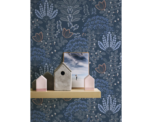 Blommig tapet med hylla, dekoration och bild