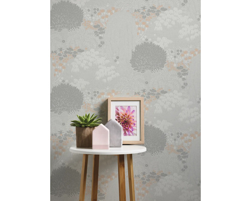 Dekorativ tapet med träd och löv i bakgrunden och bord med dekoration i förgrunden