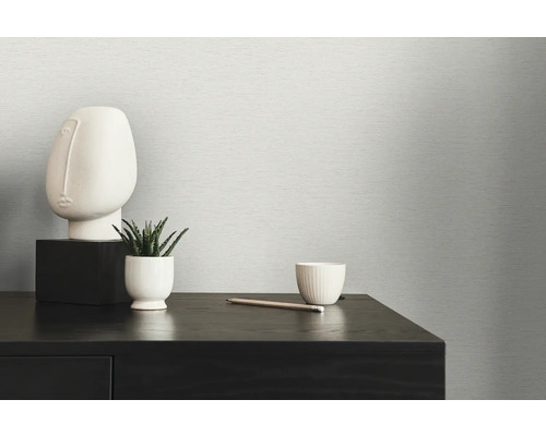 Närbild av mönstrad tapet på en yta med dekorativa element