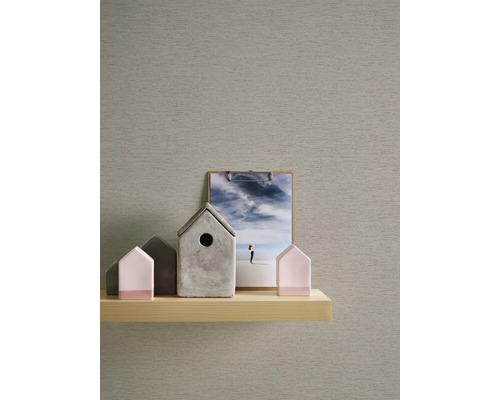 Dekorativ scen med tapet, hylla, hemdekorationer och fotoram