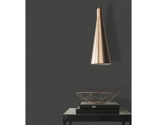 Miljöbild med textil tapet, hängande lampa och dekorativ skål