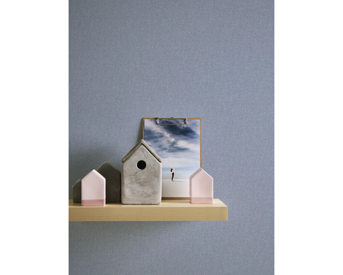 Dekorativa hus av betong och trä på en hylla