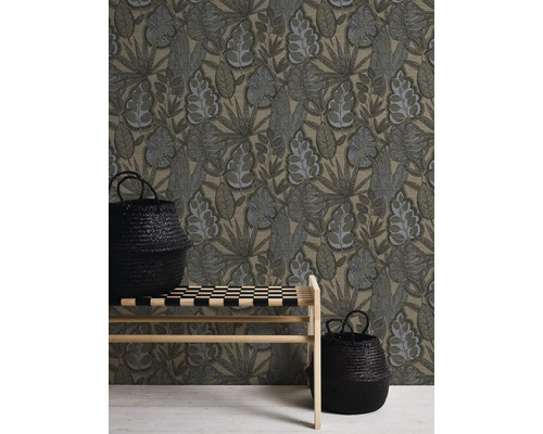 Rumsöversikt med mönstrad tapet, bänk och två korgar