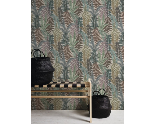 Vägg med tapet med ormbunksmönster, bänk och två korgar