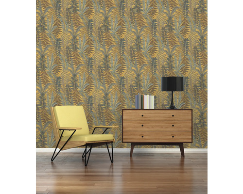 Rumsbild med mönstrad tapet, fåtölj och byrå