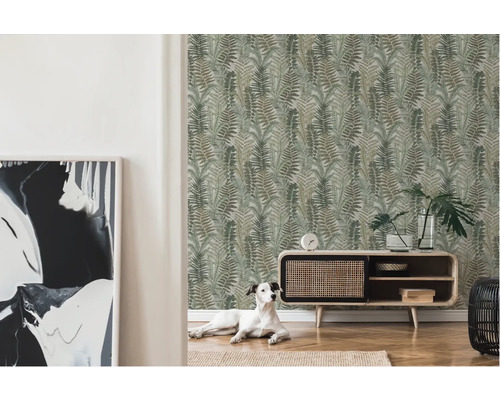 Dekorativt vardagsrum med tapet med ormbunksmönster, låg skänk och hund