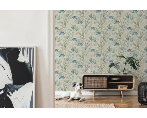 Rum med mönstrad tapet, skänk och hund