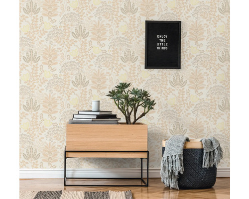 Scen med mönstrade tapeter, sidobord och heminredning