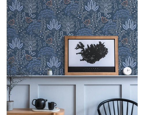 Miljöbild med blommig tapet och dekorationer