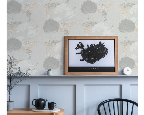 Tapet med trämotiv i ett ljust rum med möbler