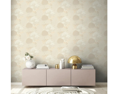 Interiör med mönstrad tapet, skänk, lampa, dekoration och matta