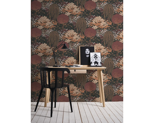 Arbetsrum med skrivbord, stol, lampa och fotovägg med träd tapet