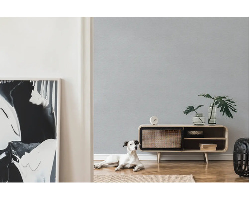 Ljust rum med mönstrad tapet, skänk, krukväxter, dekoration och hund