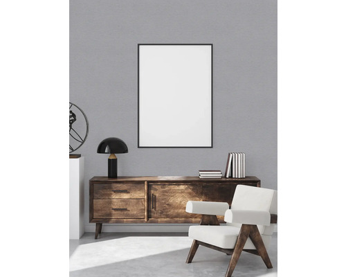 Vardagsrum med träskänk, tavelram och fåtölj