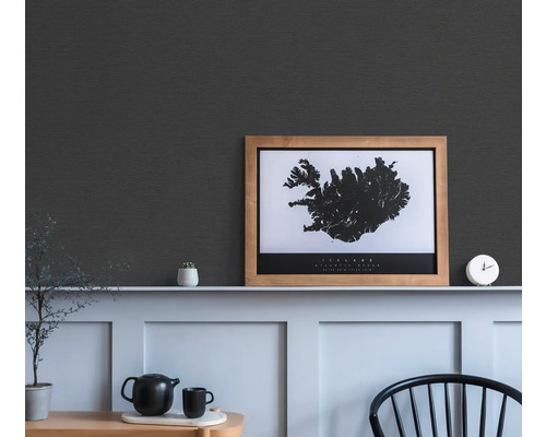 Närbild av en mörkgrå strukturtapet i vardagsrummet.