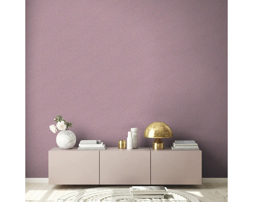 Vardagsrum med en strukturtapet på väggen som skapar en hemtrevlig atmosfär