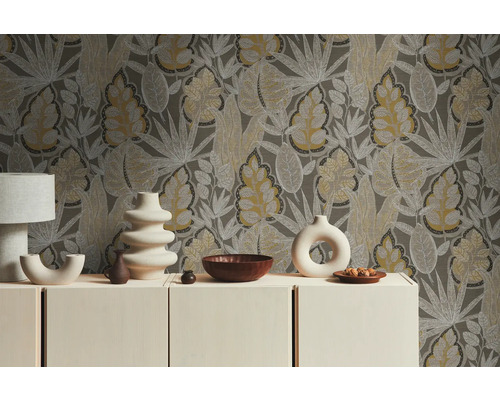 Vardagsrum med blommig tapet, skänk och dekorativa vaser