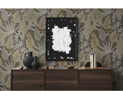 Dekorativt vardagsrum med brun byrå och blommig tapet