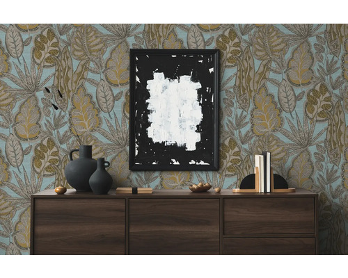 Scen med mönstrad tapet, byrå och dekoration