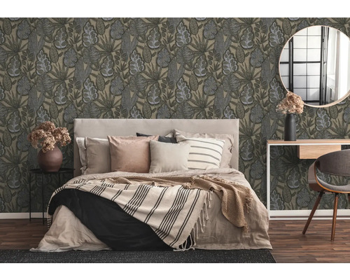 Sovrum med blommig tapet, säng och sidobord