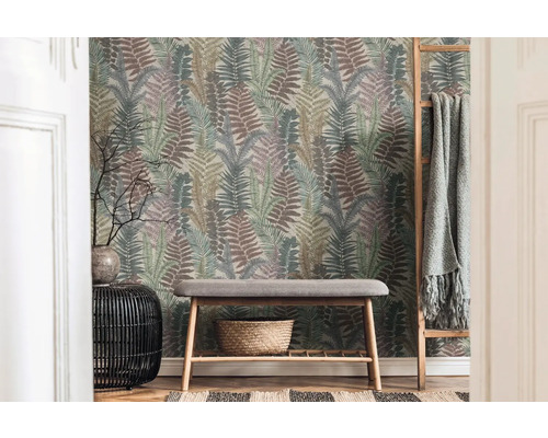 Hall med väggbeklädnad med ormbunksmotiv, bänk och dekoration