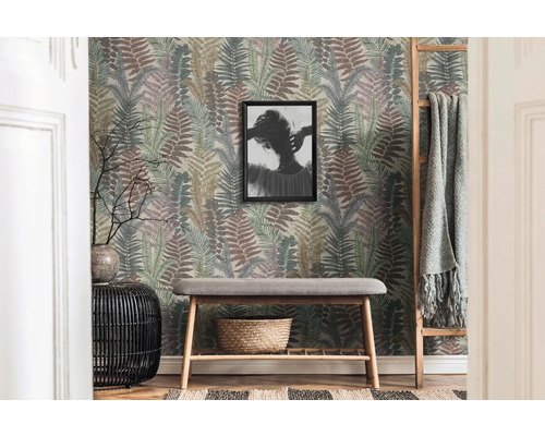 Hall med tapet med ormbunksmönster, bänk, stege och dekorationer