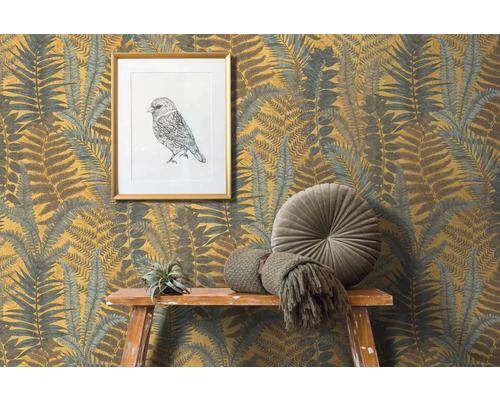 Rums vy med tapet med ormbunksmönster, dekoration och stege