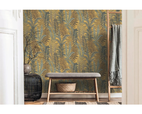 Rum med tapet med ormbunksmönster, bänk och dekorationer för ett mysigt intryck.