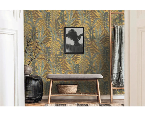 Inredningsexempel med väggtapet med växtmotiv, bänk, stege och dekorativa element i ett ljust rum.