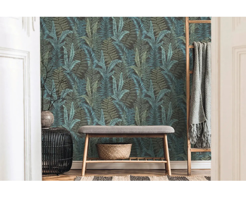 Rum med tapet med ormbunksmönster, bänk och dekorativ stege