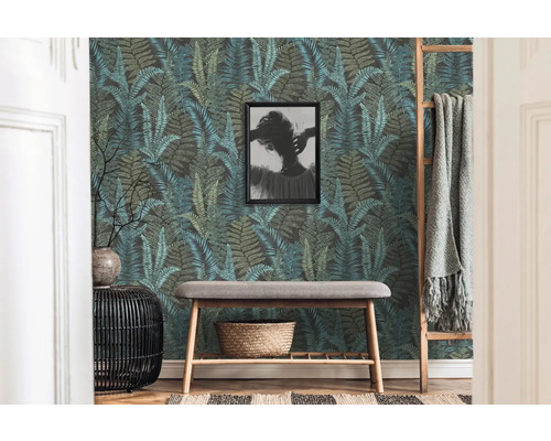 Rum med ormbunks tapet, bänk och dekoration