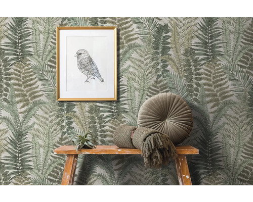 Vardagsrum med tapet med ormbunksmotiv, stegpall och dekorationer